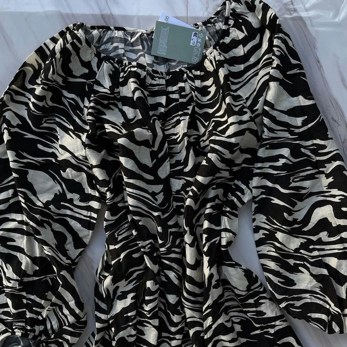 Vestido oversize animal print blanco & negro – Comodidad salvaje con mucho estilo