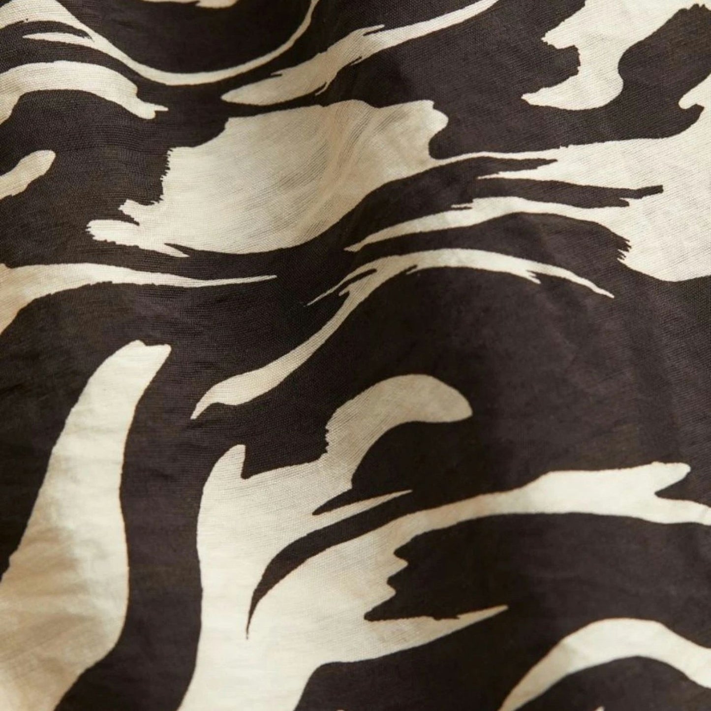 Vestido oversize animal print blanco & negro – Comodidad salvaje con mucho estilo