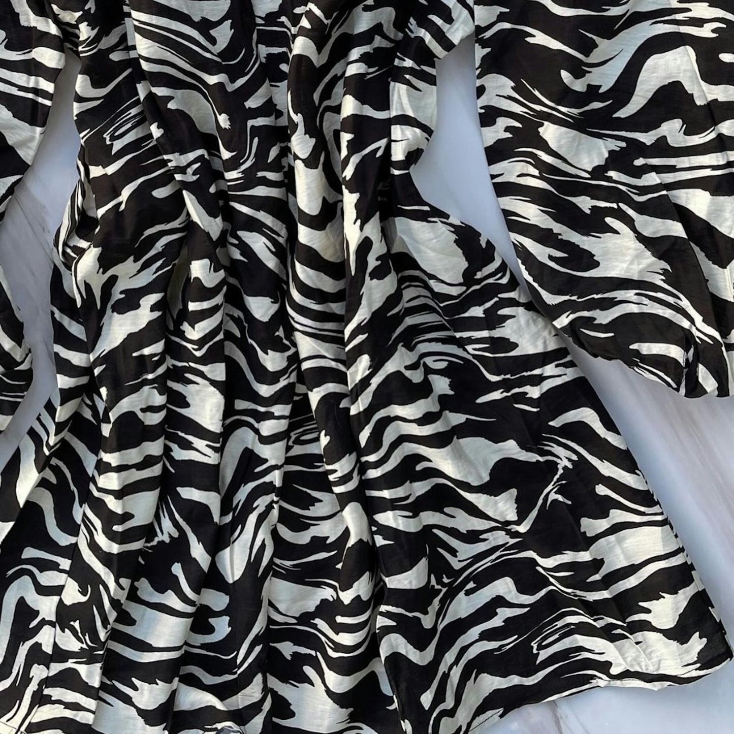 Vestido oversize animal print blanco & negro – Comodidad salvaje con mucho estilo