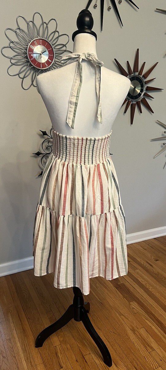 Vestido halter a rayas multicolor – Frescura vibrante de verano