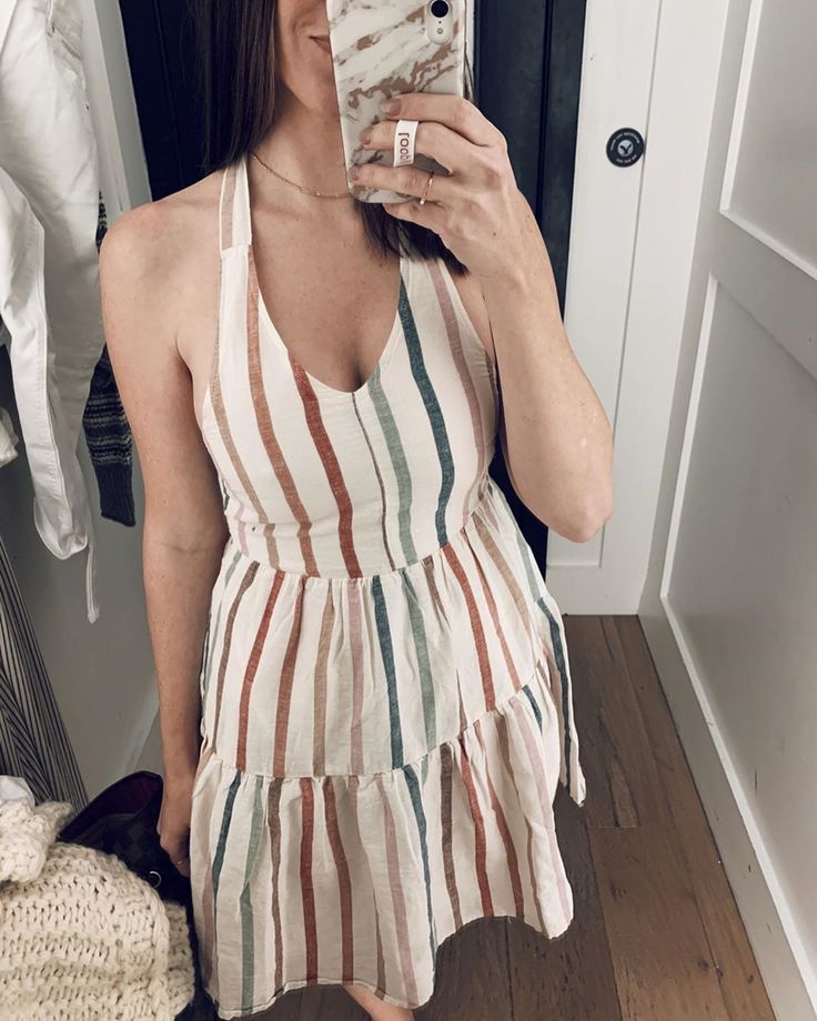 Vestido halter a rayas multicolor – Frescura vibrante de verano