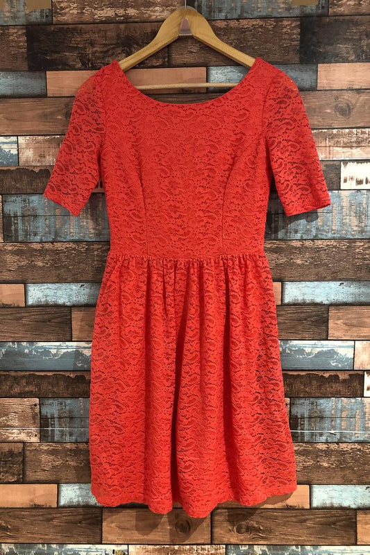 Vestido corto rojo de encaje – Femenino, vibrante y romántico