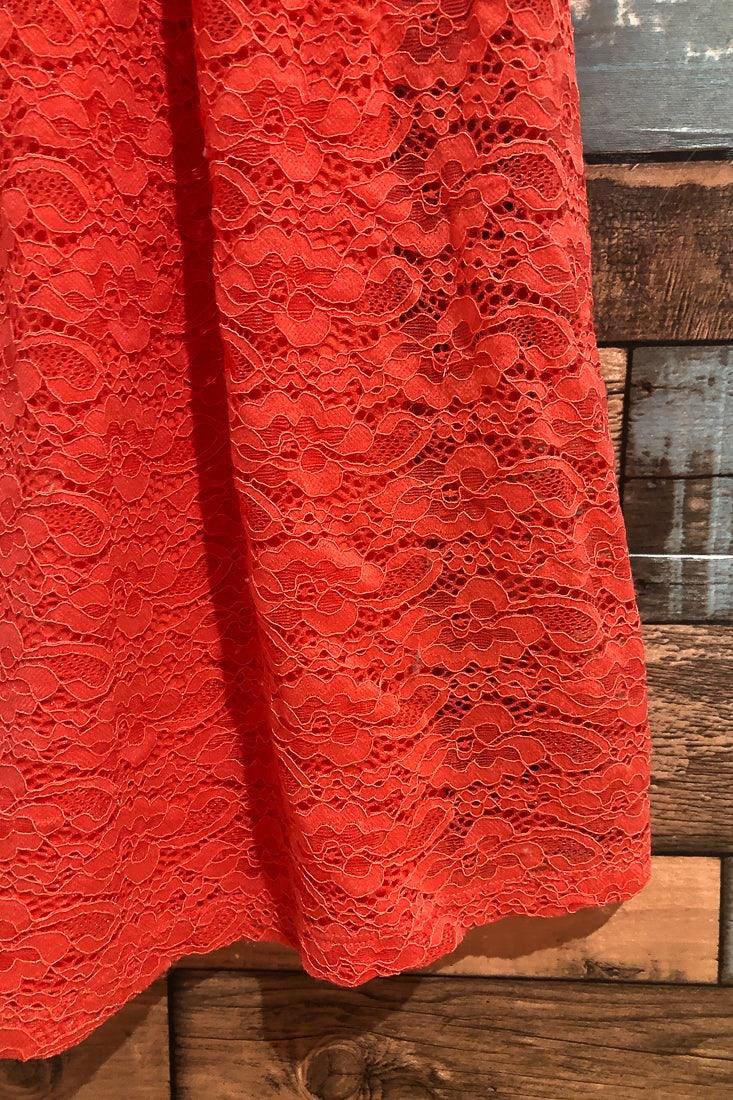 Vestido corto rojo de encaje – Femenino, vibrante y romántico