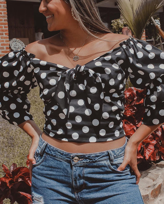 Top de lunares con escote off-shoulder – Estilo retro con actitud moderna