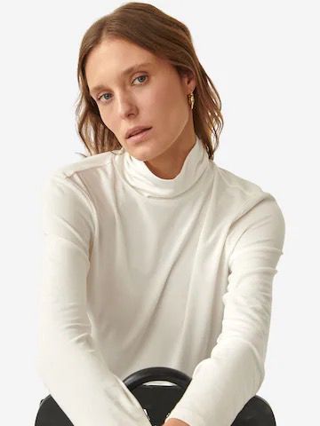 Blusa cuello alto blanca – Elegancia minimalista para cualquier temporada