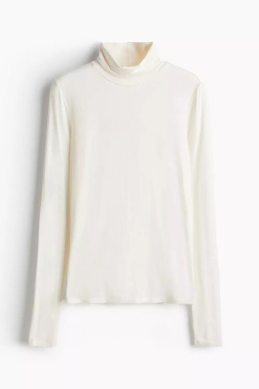 Blusa cuello alto blanca – Elegancia minimalista para cualquier temporada