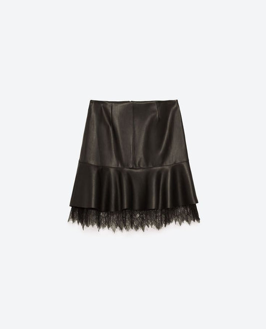 Falda negra con vuelo y encaje – Elegancia con actitud