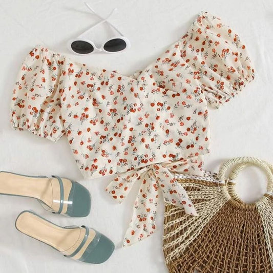 Top floral romántico con mangas abullonadas